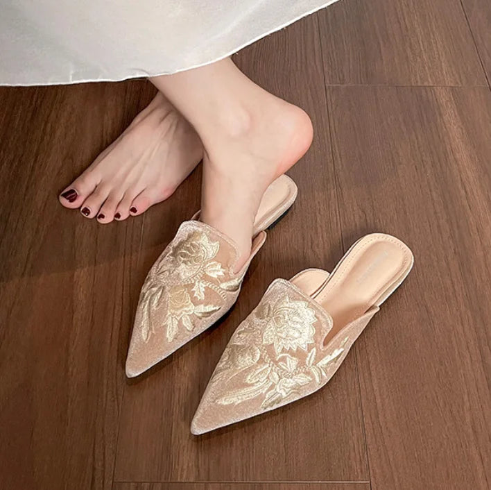 Women's Customized Rivet Pointed Sandals Flat Comfortable Casual Leather Shoes Women's Fashion slippers