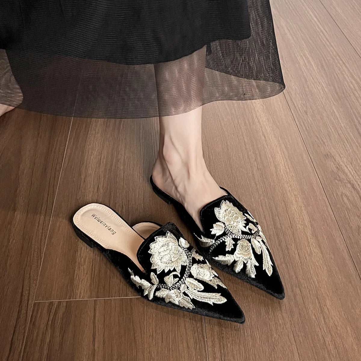 Women's Customized Rivet Pointed Sandals Flat Comfortable Casual Leather Shoes Women's Fashion slippers