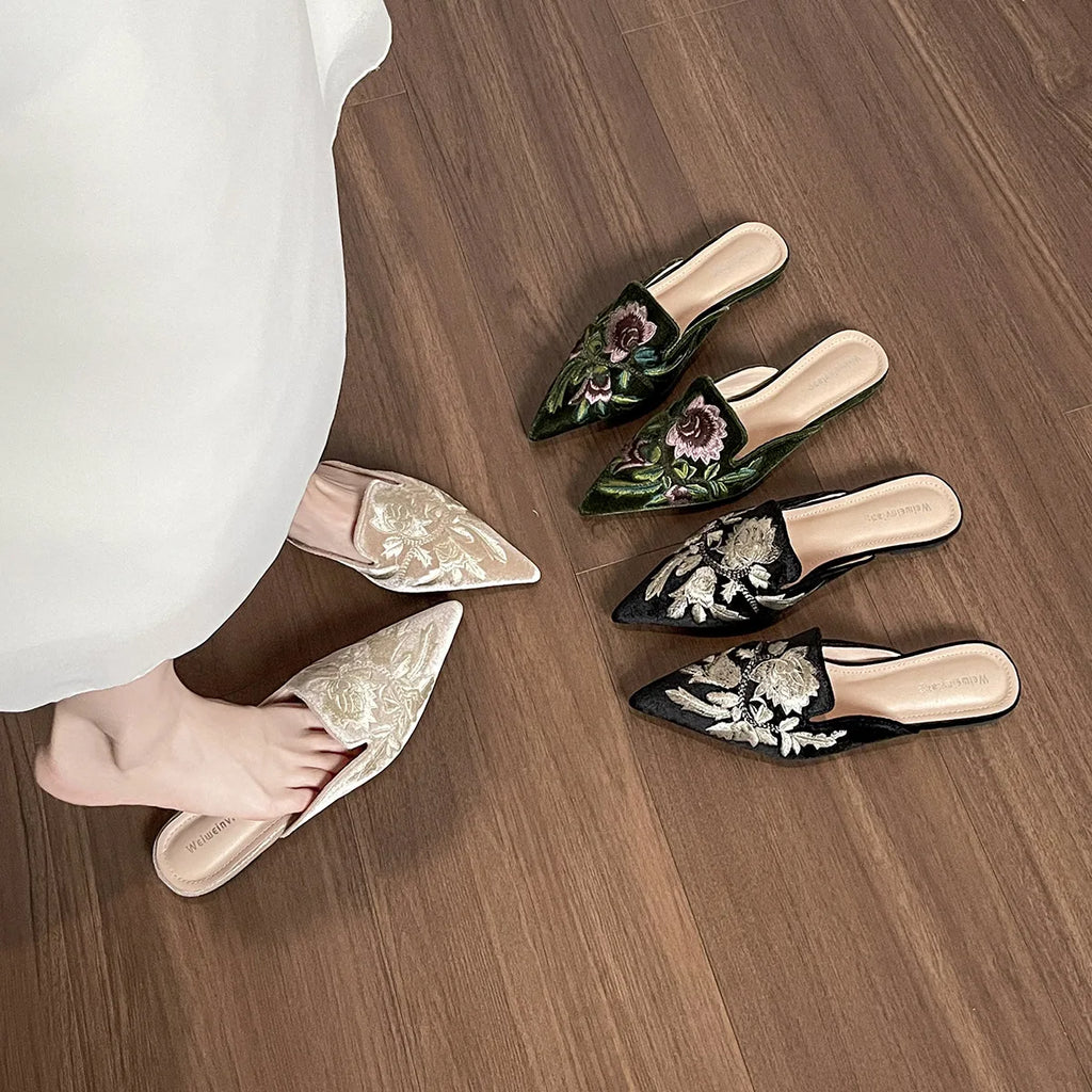 Women's Customized Rivet Pointed Sandals Flat Comfortable Casual Leather Shoes Women's Fashion slippers