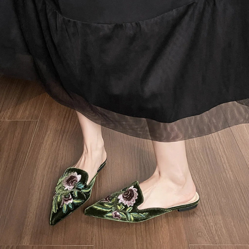 Women's Customized Rivet Pointed Sandals Flat Comfortable Casual Leather Shoes Women's Fashion slippers